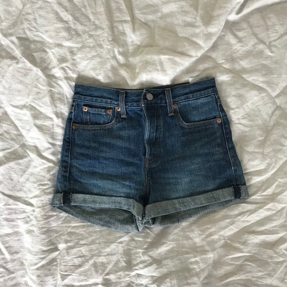 Highrise Levi's Denim Shorts | Medium Wash | Size 26 - Picture 1 of 5